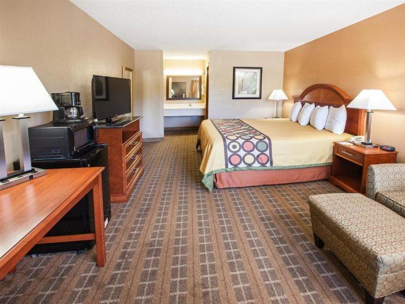Super 8 By Wyndham Clinton Hotel Buitenkant foto