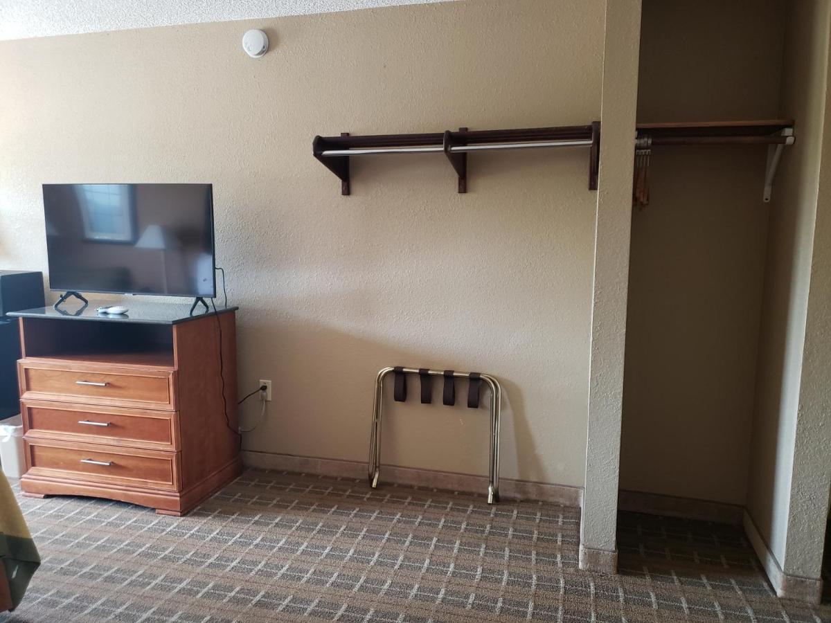 Super 8 By Wyndham Clinton Hotel Buitenkant foto