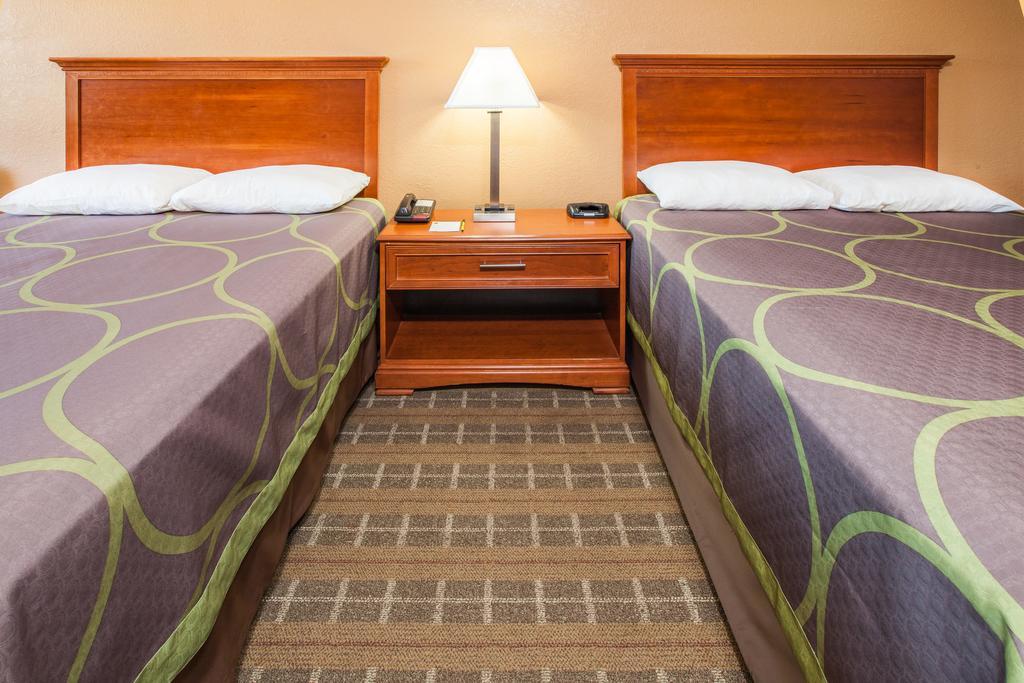Super 8 By Wyndham Clinton Hotel Buitenkant foto